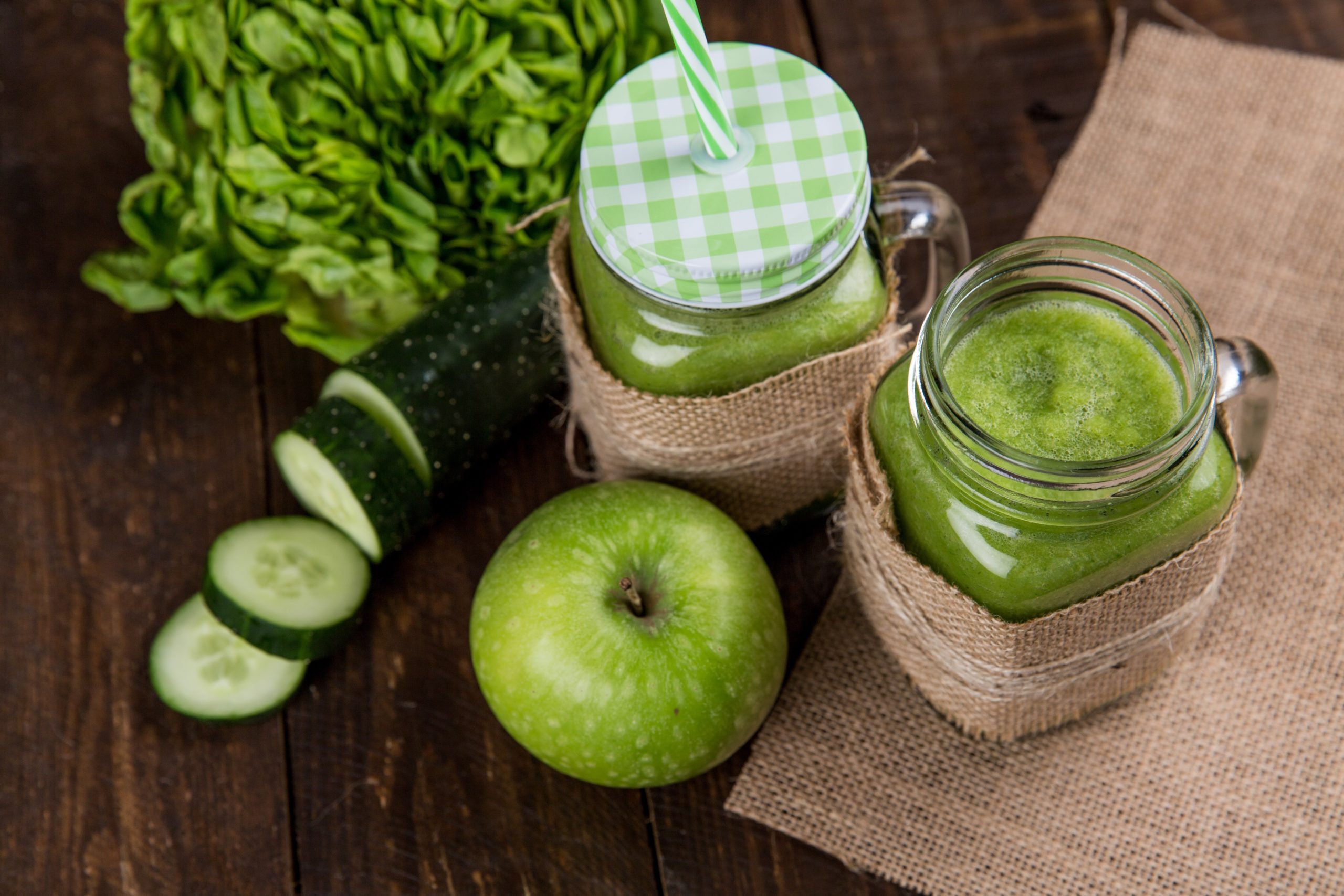 A green smoothie made with apples and cucumbers provides physical therapy benefits.